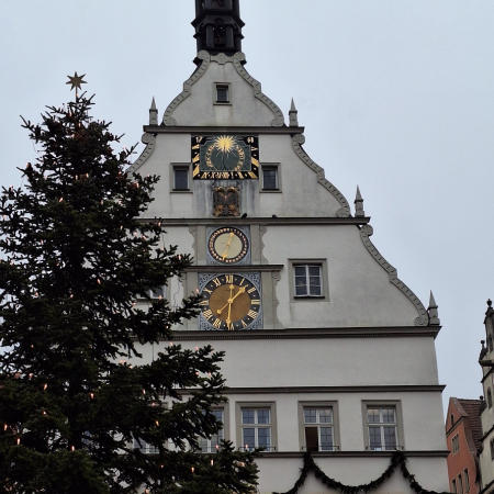 Der Markt und Weihnachtsmarkt ist alt und sehr festlich geschmückt.Eine schöne, alte Stadt, die mir gut gefällt.