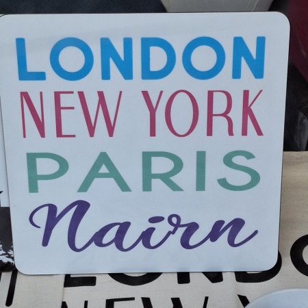 Was für ein Weg. Er passt für mich.
Schild mit London, New York, Paris, Nairn