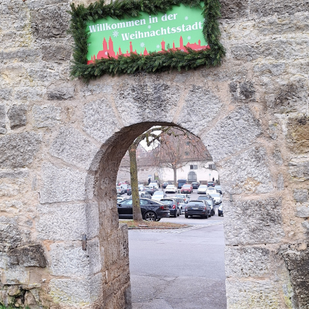 Hier geht es zur Weihnachtsstadt in Rothenburg ob der Tauber. Der Weihnachtszauber beginnt.