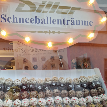 "Schneebälle"-Ich habe diese noch nie probiert. Auch diesmal nicht. Aber sie sahen schon lecker aus. Und sie sind hier offensichtlich eine große Spezialität, die es in SEHR vielen Geschmacksrichtungen gibt.