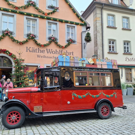 Käthe Wohlfahrt ist überall präsent. Ist das doch der Inbegriff von Weihnachtsdeko und schönen Dingen.