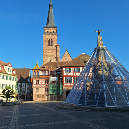 Der Marktplatz von Schwabach mit Brunnen und Rathaus.