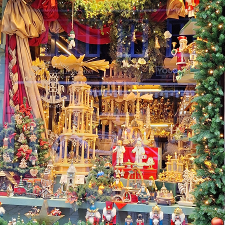 Und jedes Schaufenster ist schön und reich dekoriert. Man sieht eine Weihnachtspyramide und viel Spielzeug.