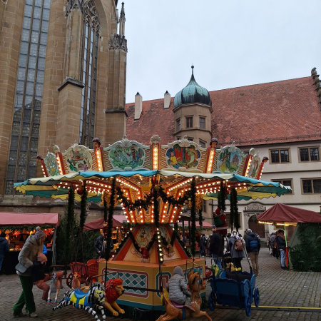 Weihnachten ist über die ganze, alte Innenstadt verteilt. Das macht es sehr besonders. Auch das kleine Kinderkarussell hat diesen Vintage Charme. 
Mir hat das gut gefallen.