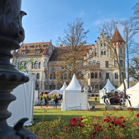 Diese schönen, weißen, Buden, die aussehen wie ein Zauberhut, geben dem Ganzen ein sehr elegantes Ambiente.