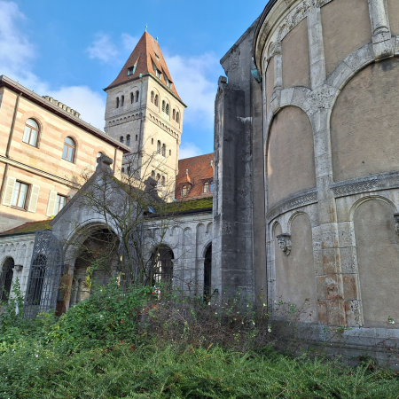 Die Vorderansicht des Schlosses mit Blick auf die Hauskapelle. Ein alt ehrwürdiges Gebäude.