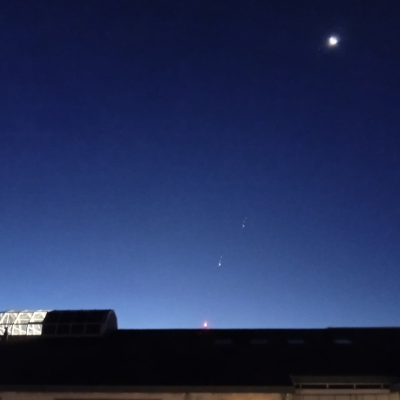 Blauer Nachthimmel. Verschiedene Planeten sind untereinander aufgereiht