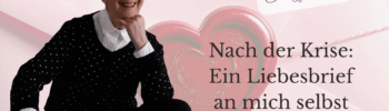 Dr Martina Riedel sitzt im Schneidersitz, das Thema: Nach der Krise: EIn Liebesbrief an mich selbst
