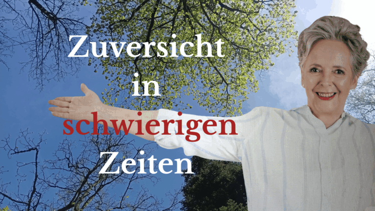 Martina Riedel mit ausgestreckten Armen mit dem Blick auf den Himmel