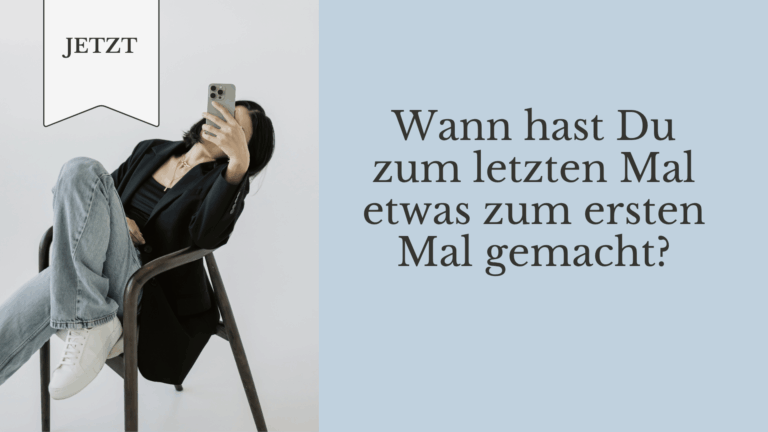 Frau sitzt mit Handy auf Stuhl. Zeitpunkt JETZT. Frage: wann hast Du das letzte Mal etwas zum ersten Mal gemacht?